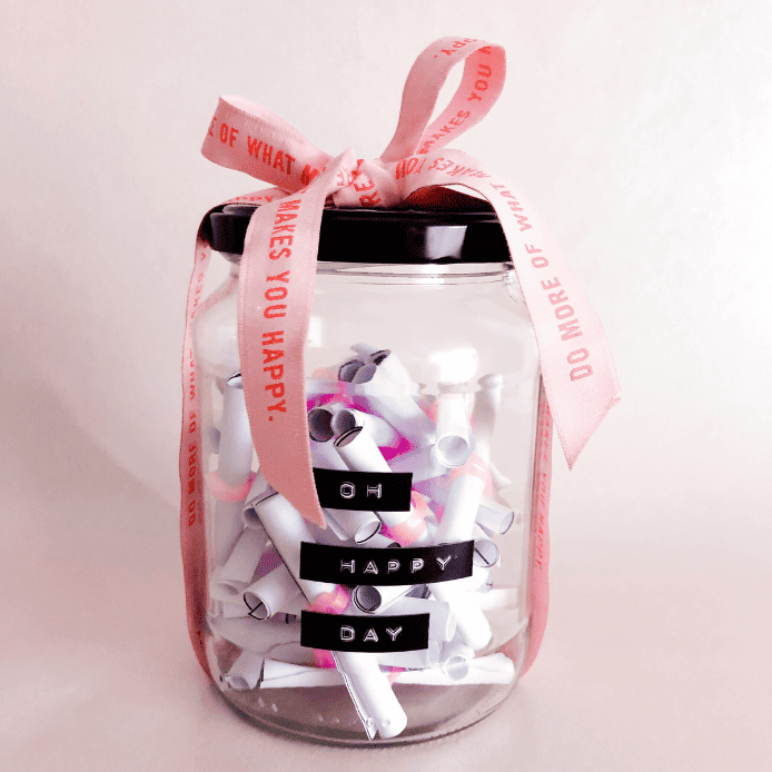 Selbstgemachtes Geschenk im Glas mit Losen
