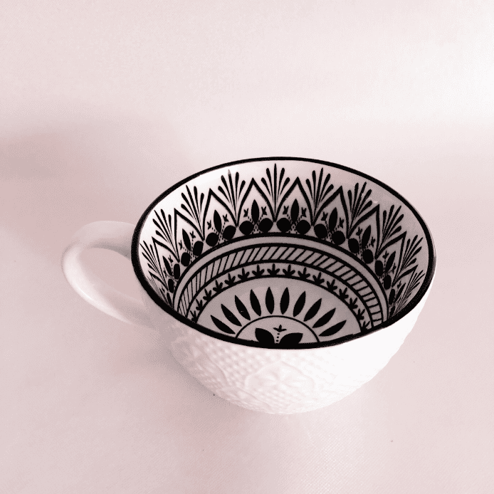 Tasse als Gefäß für eine selbst gemachte Kerze