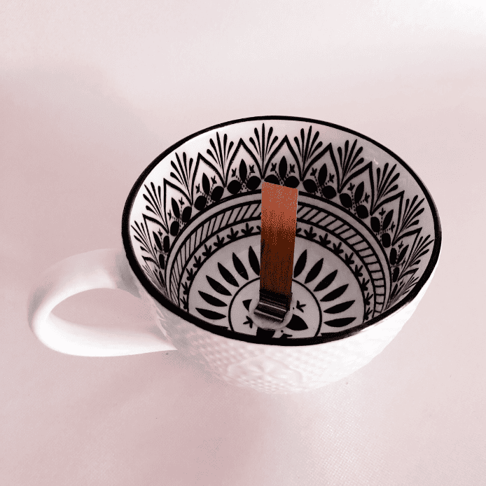 Tasse mit eingesetztem Docht zum Kerzengießen