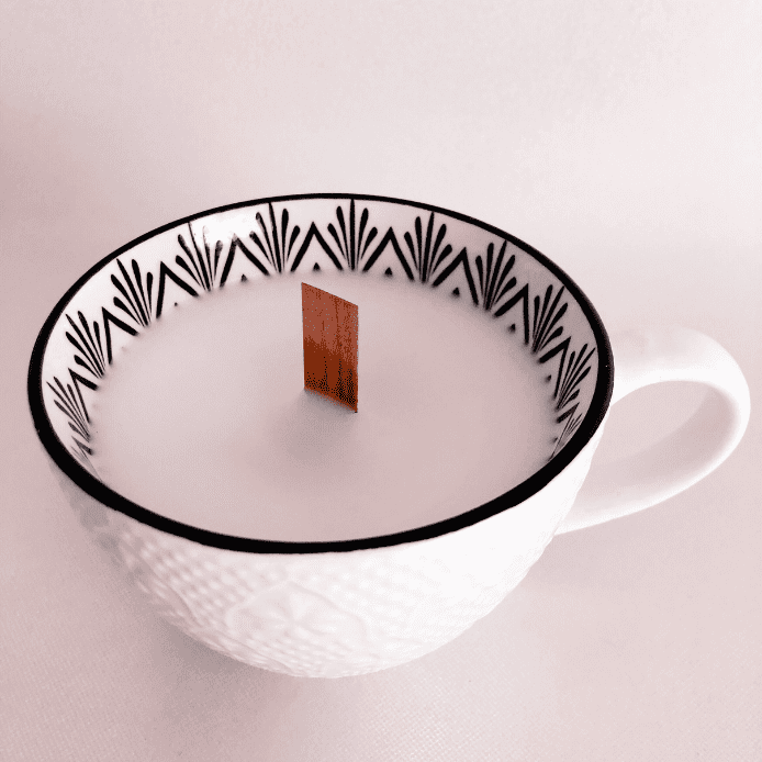 Selbst gegossene Duftkerze in einer Tasse