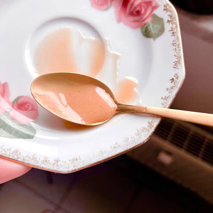 Konsistenzprobe des Salty Caramels auf einem Teller