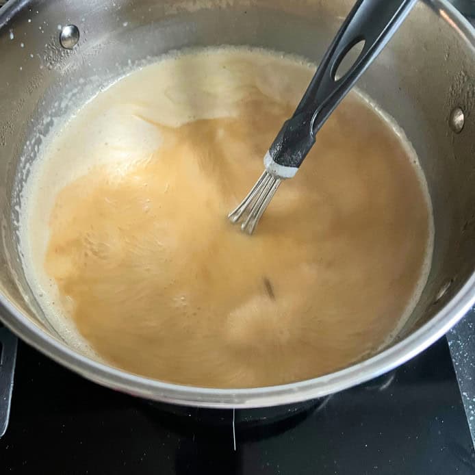 Salty Caramel wird im Topf langsam erwärmt