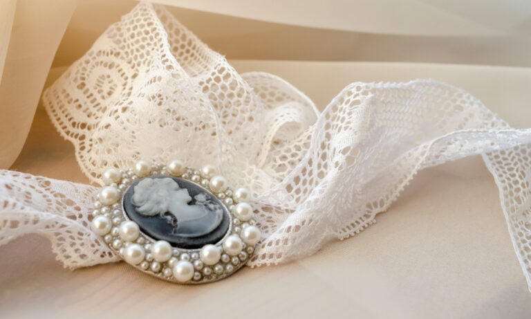 Erbstück verschenken: Wann Schmuck als Erinnerung wirklich passt