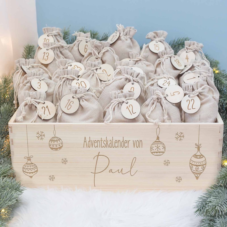 Personalisierte Adventskiste aus Holz – Weihnachtskugeln